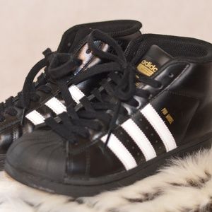 Adidas Basketball shoes   Child Size 4  Core Black